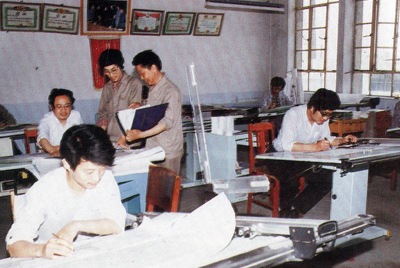 从1984年第一季度到抓治理上登记全面提高企业素质验收前，采取分线查抄、总结成就、找出差距、提出措施、期限整改的步骤，使各项工作在整顿中坚韧提高，在坚韧提高中进行再整顿，再提高。