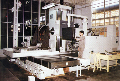 BPN-13B(R4)数控卧式加工中心。厂房扩建加大，设备填平补齐，增长精、大、稀设备，新上出产线，提高企业设备素质，使彩运网厂成为名副其实的大马力推土机出产厂。